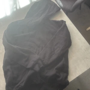 Svart hoodie - Säljer min svarta hoddie då den inte används för jag växt ur den. Mycket bra skick. Pris går att diskutera vid snabb affär.