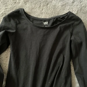 Svart långärmad topp från lager 157 - En enkel svart långärmad topp från lager 157 i mjuk bomullsblandning. Rund halsringning och smal passform, perfekt att styla till olika outfits.