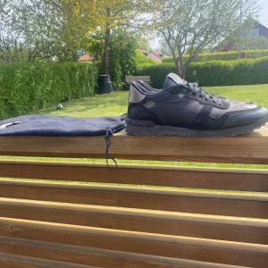 Valentino Rockrunners - Tjena säljer ett par Valentino Rockrunners i storlek 41/ 42. Skick 8/10. Hör av er vid eventuella frågor! Dustbag ingår. Priset är inte hugget i sten!