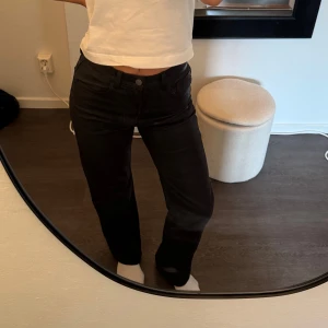 Svarta jeans med skinn/lädereffekt - Svarta straight jeans från Zara med skinn/lädereffekt. Perfekta till många olika outfits, men har tyvärr inte kommit till användning för mig. Nypris 900kr. 