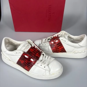 Valentino Open - Väldigt fina valentino open i en snygg och unik färg! Storlek 36, kan nog även passa större. Original box medföljer. Hör av er vid frågor!