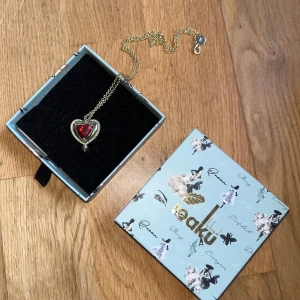 Jättefin guldhalsband med hjärta från Ioaku❤️ - Säljer superfin Alla hjärtans dag Halsband från Ioaku❤️ Limited edition❤️ Röd hjärta i mitten, guld kedja. Oänvänd! köpt för 599 på Ioaku butiken i sturegallerian 💕💕 