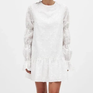 NAKD klänning - student/midsommar - Klänning från NAKD - oanvänd storlek 32 passar mellan 32-36. Är vanligtvis mellan XS/S