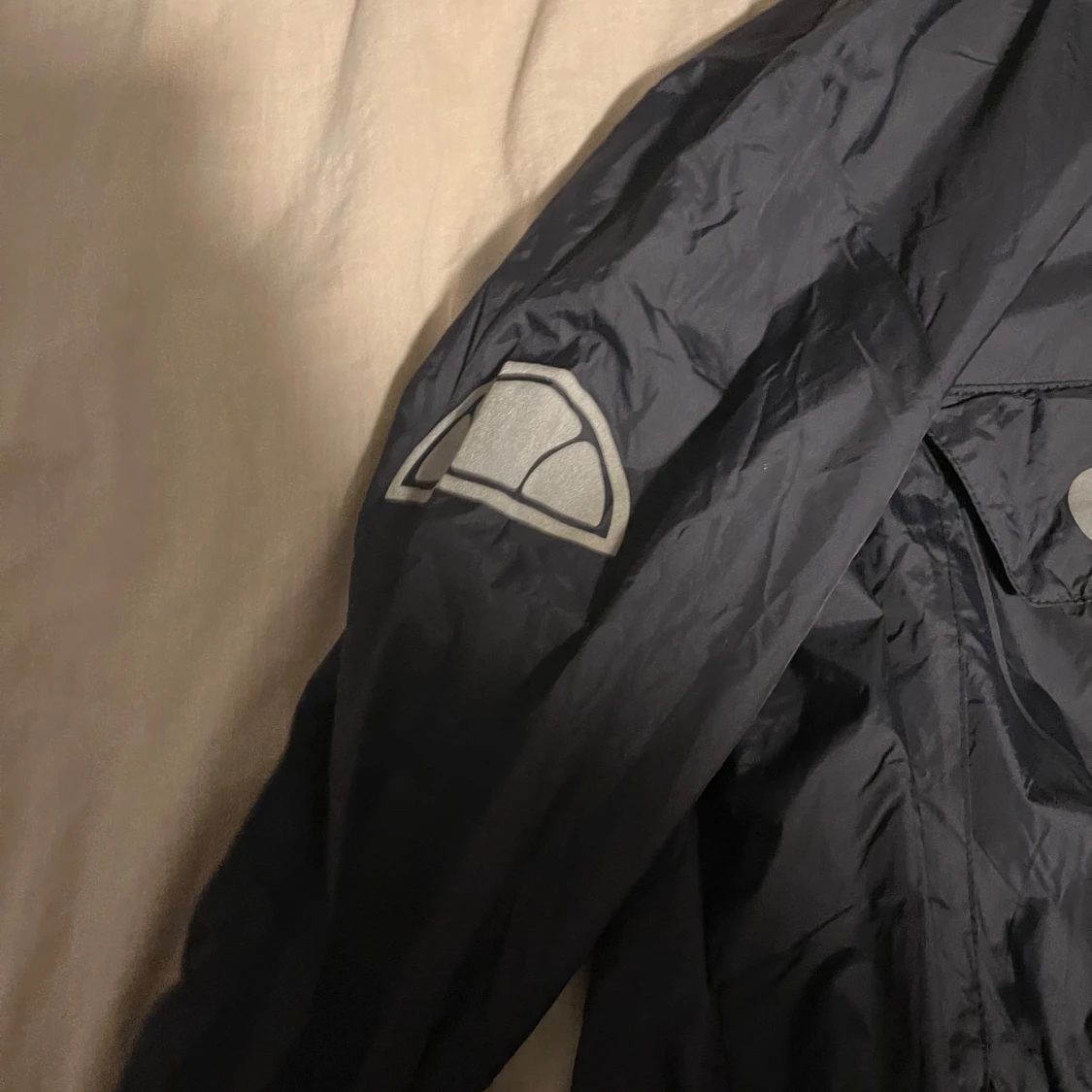 Svart vindjacka från Ellesse med huva - 1