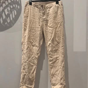 Linnebyxor från Morris - Snygga linnebyxor från Morris med klassisk passform och dragsko i midjan. Använda någon enstaka gång. Byxorna har bakfickor med knapp och diskret broderad logga ovanför ena fickan. KOM MED PRIS. Ord. pris -;1800kr 