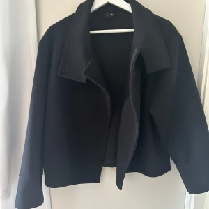Svart kappa - Säljer min svarta korta Gina Tricot kappa i storlek XS. Bra skick.