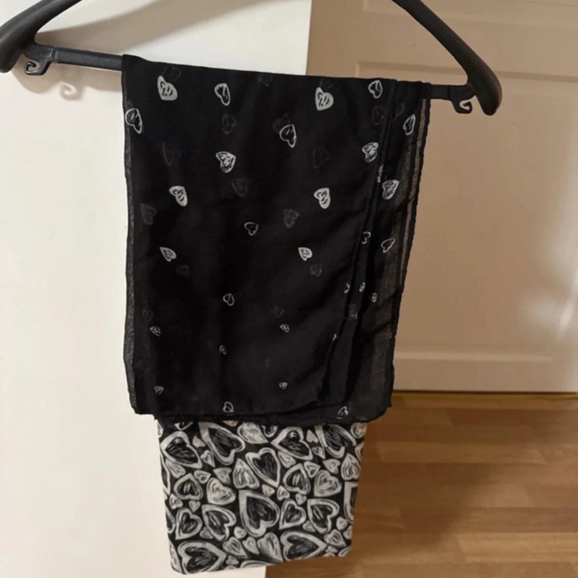 Svart halsduk med grå hjärtan - 1