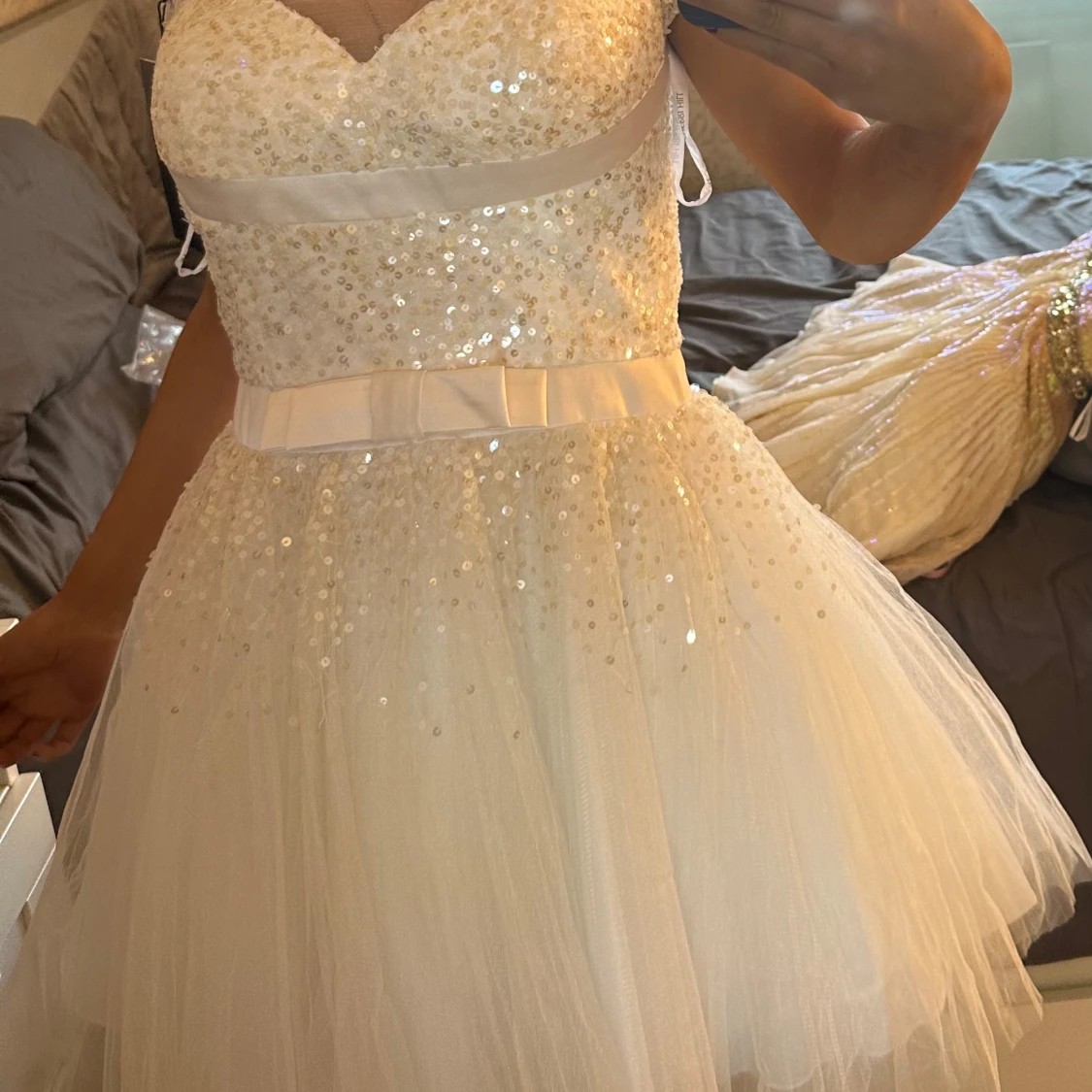 Vit paljettklänning med rosett från Sherri Hill