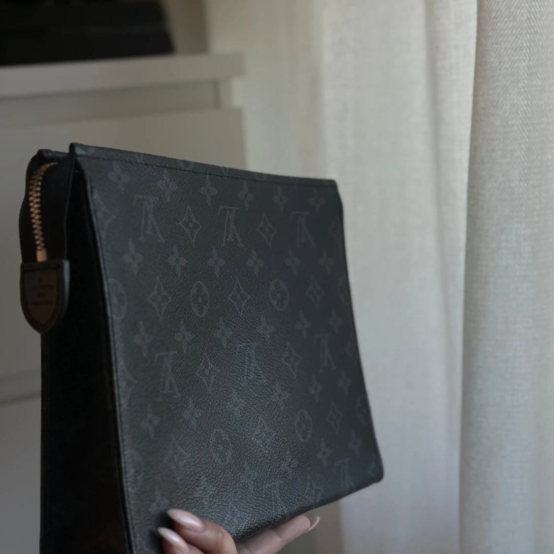  Louis Vuitton Pochette Voyage MM i Monogram Eclipse Canvas