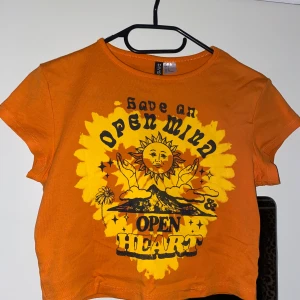 Crop top / baby tee - Orange crop top/baby tee med tryck