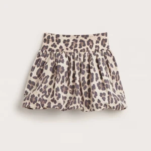 Leopardmönstrad kortkjol - Säljer en kortkjol med leopardmönster och bred resår i midjan. Kjolen har en luftig och lätt utsvängd passform som ger en cool och trendig look. Perfekt för dig som vill sticka ut lite extra.