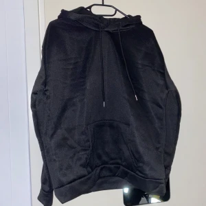 Hoodie - Mysig hoodie med roligt tryck på ryggen, M men liten i storleken