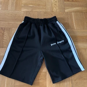 Palm angels shorts - Helt nya svarta shorts från palm angels. Skriv om ni har frågor!