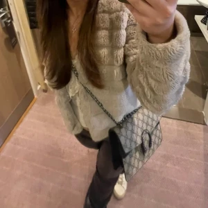 Väska  - Säljer en skitsnygg stilren väska som piffar upp en vardaglig eller festligare outfit! Rymmer mer än anan tror, mobil med mycket mer och lätt att stänga och öppna. Hör av dig vid eventuella frågor! Skickar alltid inom några få dagar💕