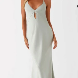 NY Ljusgrön balklänning - Superfin långklänning med knytning i ryggen 😍 Passar till bal, bröllop, och mycket mer! Aldrig använd - lappen kvar