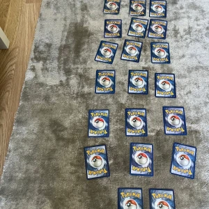 Pokémonkort samling - Samling av Pokémonkort med olika karaktärer, energikort och tränarkort. Blandade färger och motiv, med klassiska Pokémon som Bulbasaur, Poliwhirl, Diglett och fler. Perfekt för samlare eller Pokémon-fans som vill utöka sin kortlek.