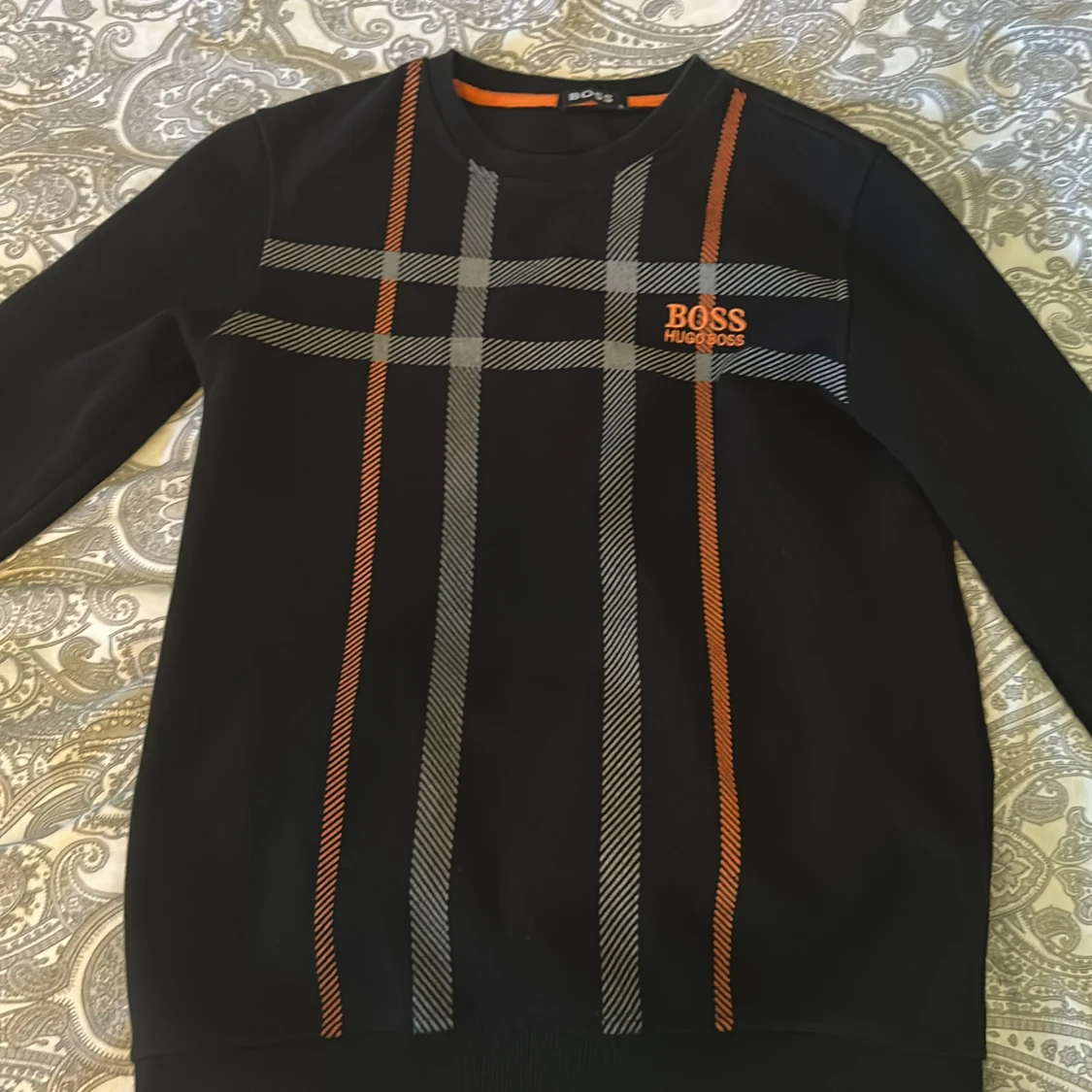Svart tröja med rutigt mönster från BOSS