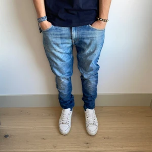 Tiger of Sweden jeans  - Snygga och stilrena med liten slitning p knät | Strl - 30/32 | Skick - 9/10 | Nypris - ca 1700kr | Modell - Pistolero | För ytterligare frågor är det bara att skriva 🦅