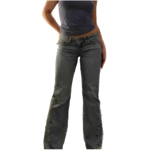 Levis noughties bootcut  - Säljer ett par bootcut levis jeans i bra skick💕 Har dock defekter längst ner på byxorna (därav pris)