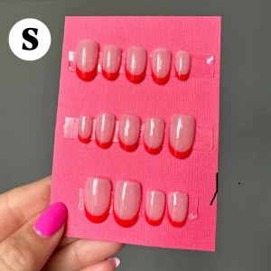 Press on nails - FÄRDIGT SET 💛 Press on nails (lösnaglar) i storlek S. Alla lösnaglar är handmålade av mig med gellack. Lim medföljer. Detta set är ett färdigt set och går att köpa direkt. 💅🏼💗 