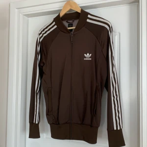 Adidas, strl XS - En brun, vintage Adidas tracktop i storlek XS, (herr). Bra skick, inget synligt slitage. Levereras nytvättad. Postar samma dag som betalning gjorts! Om du har några frågor får du gärna höra av dig. Mvh 