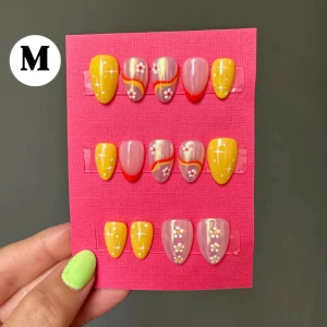Press on nails  - FÄRDIGT SET 💛 Press on nails (lösnaglar) i storlek M. Alla lösnaglar är handmålade av mig med gellack. Lim medföljer. Detta set är ett färdigt set och går att köpa direkt. 💅🏼💗