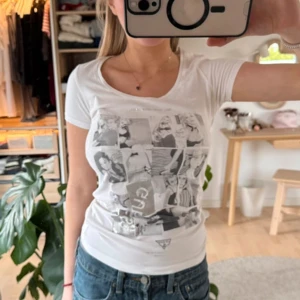 Y2k T-shirt - tshirt med coolt tryck från guess📀 den sitter tight i midjan, är väldigt stretchig, och sitter på ett ”00s sätt” (svårt o förklara) Dm för fler funderingar!🥰