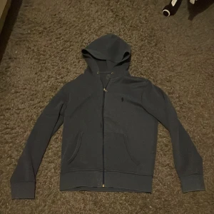 Blå hoodie från Polo Ralph Lauren - En tvär fet mörkblå polo zip hoodie, den är rätt så använd men ser ändå tvär skön ut den är i storlek S, klassisk stilren design. Kom dm för mer frågor💯✌️