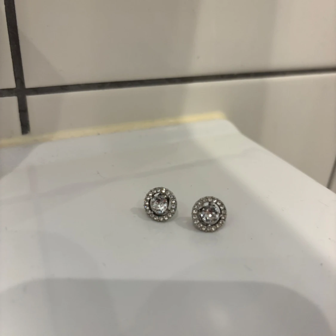 Silverfärgade örhängen från lily and Rose 