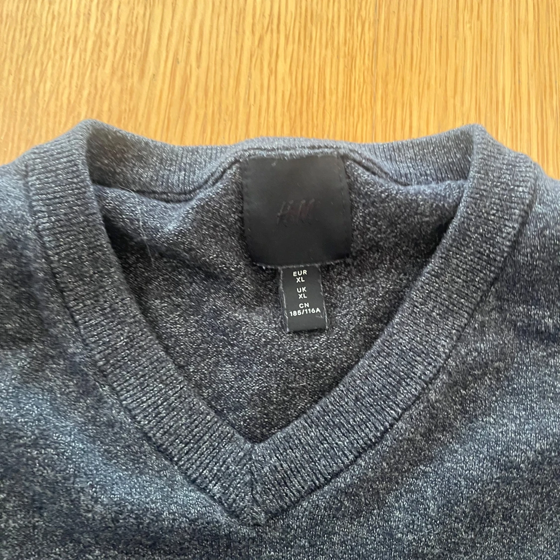 Mörkgrå v-ringad tröja från H&M - 1