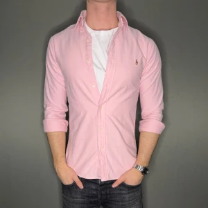 Ralph lauren skjorta - Hej säljer nu min fina Ralph lauren skjorta i storlek S. Den är i nyskick och kommer vara otroligt snygg nu i vår och framåt sommaren. Nypris cirka 1600kr! Vi kommer att sälja liknande produkter nu i vår och närmare sommar så glöm inte följa profilen!🌊🍾