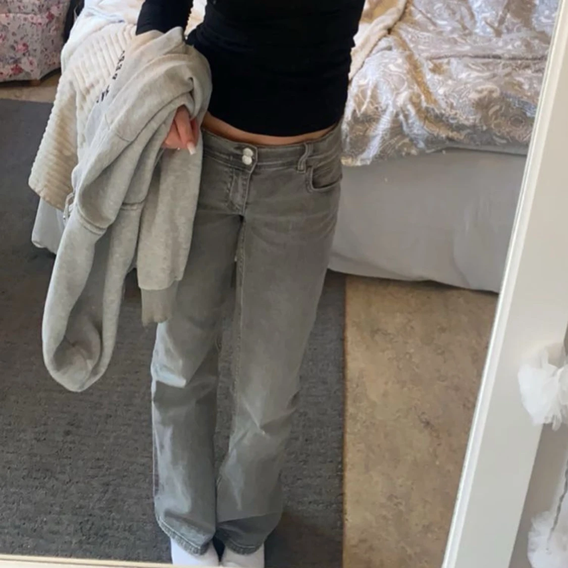 Gråa låg midjade jeans med stjärndetalj från Gina Young 