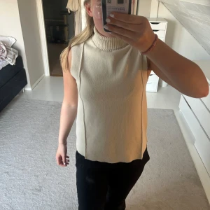 Söt polotopp Zara - Säljer min beiga polotopp ifrån Zara då den inte har kommit till någon användning💞 Den är i super fint skick och är i storlek S, kontakta mig vid frågor eller funderingar!!
