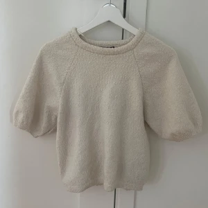 Stickad tshirt - Superfin tröja från Lindex. Den är inte nopprig utan det som ser ut som de är en del av designen!🙌🏼