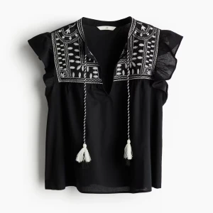 Trendig hm blus  - Säljer då den ej har kommit till användning, helt ny, storlek S, nypris 280 säljer för 180 ( 100 kr rabatt ), kan postas samma dag/dagen efter beställning 