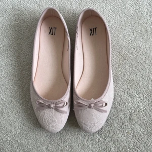 Ballerinaskor  - Jättesöta ballerinaskor i tygmayetial så de blir inte för varma till sommaren. De är helt oanvända och säljer då de var för små och jag inte hann lämna tillbaka dom. Skulle säga att det är perfekta i storlek och inte större eller mindre än andra storlek 39. Skriv vid frågor eller fler bilder 💓💓