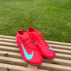 Nike Mercurial Vapor 15 - Tjena!                                                                     Säljer ett par Nike Mercurial Vapor 15 fotbollsskor i storlek 41. Skorna är använda endast tre gånger och är i superskick. Skorna är köpta från Nikes hemsida, QR kod finns på bilderna.                                                                         Är det något ni undrar så är bara att skriva!