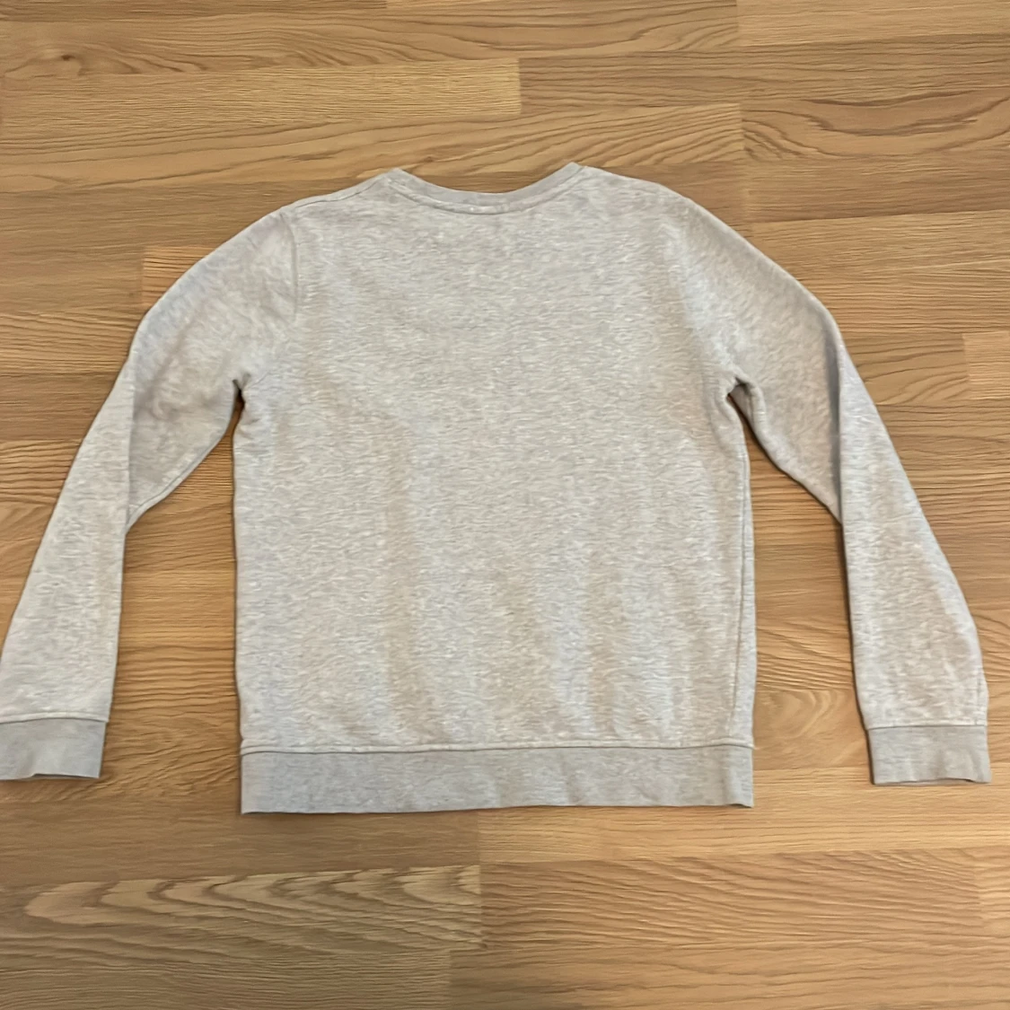 Ljusgrå sweatshirt från BOSS - 1