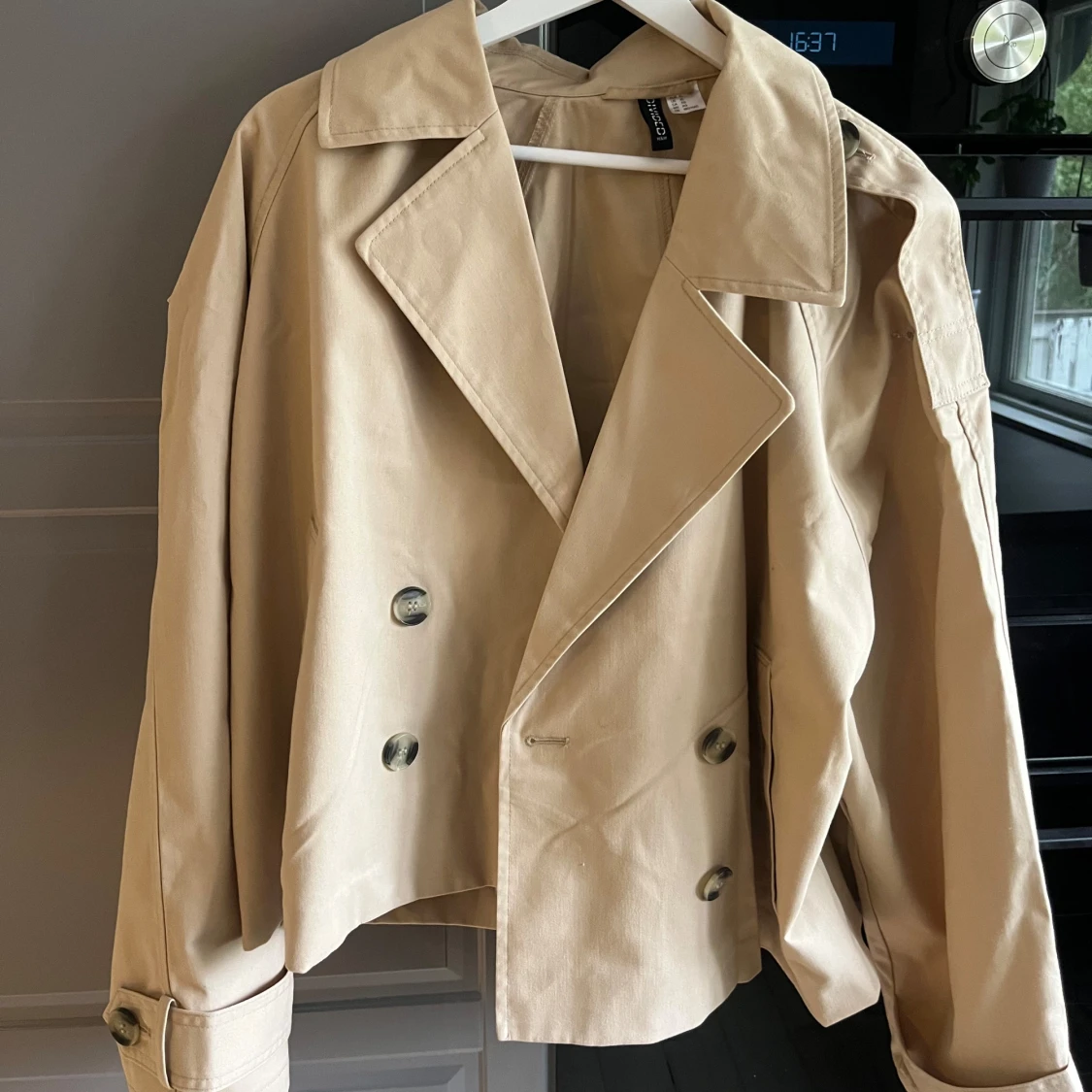 Beige croppad trenchcoat från H&M