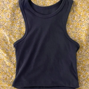 Mörkblå ribbad linnetopp - Passar en M 