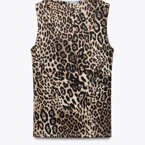 Leopardmönstrad ärmlös linnetopp - Säljer en cool ärmlös topp med leopardmönster. Perfekt för dig som vill skapa en trendig look. Toppen har rund halsringning och är i mjukt skönt material.❤️❤️