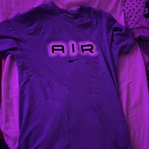 Blå Nike set  - Säljer ett par blå mjukisbyxor från Nike med stora cargofickor på sidorna och resår i midjan. Byxorna har vita detaljer längs benen och en liten Nike-logga på ena fickan. Perfekta för en avslappnad stil.