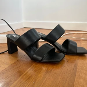 Svarta klackar  - Säljer ett par svarta klackar från dinsko perfekta nu inför sommaren. Aldrig använda💫