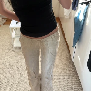 Beiga linnebyxor från H&M - Sååå fina!! Köpte förra året men har inte kommit till användning💕 Om man stryker de så blir de finare!!