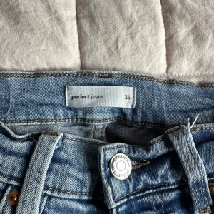 Blå jeans från Perfect Jeans - Säljer ett par klassiska blå jeans från Perfect Jeans i storlek 34 petite 