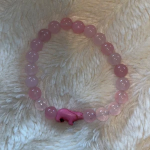 Rosa kristall armband med elefantpärla - Sött armband med runda rosa kristaller och en liten elefantformad kristall i rosa. 