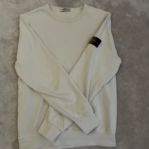Stone island crew neck - Säljer denna stone island tröja i off white färg. Tröjan är 14y i junior men passar upp till max 180 cm. Tröjan är köpt på NK och är nästan inte använd. Hör av dig vid frågor!
