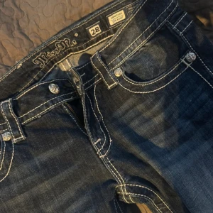 Miss Me jeans med broderade bakfickor - Mörkblå jeans från Miss Me i mycket fint skick! Passar mig perfekt i längden som är ca 172 💘 annonsen ligger på min vinter också 