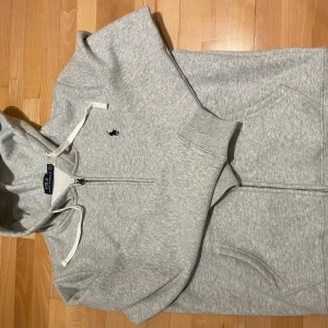 Ralph Lauren Zip Hoodie - Hej, säljer denna Gråa Ralph Lauren Zip Hoodien. Riktigt fint skick, tvättad skonsamt och inprincip nyskick. En av de äldre verisionerna. Storlek M och sitter typ perfekt. Mvh Ludwig!😃
