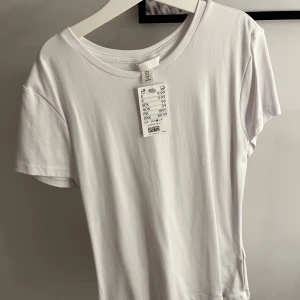 Vit tshirt - Säljer den här basic T-shirten i ett väldigt bekvämt material🤍Perfekt till många outfits och helt nytt skick